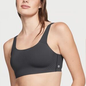 VICTORIA'S SECRET
Featherweight Max Sports Bra 38DDD